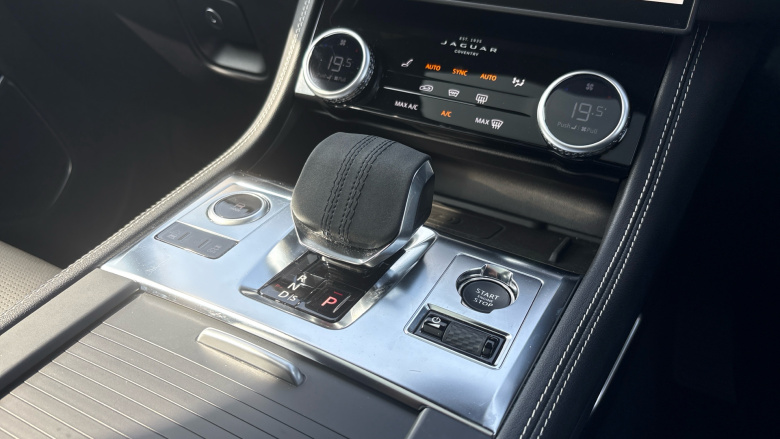 Jaguar F-Pace 2.0 D200 R-Dynamic HSE Black 5dr Auto AWD Diesel Estate